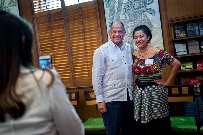 Students share quality time with Costa Rican President and Tulane alum Luis Guillermo Solís.