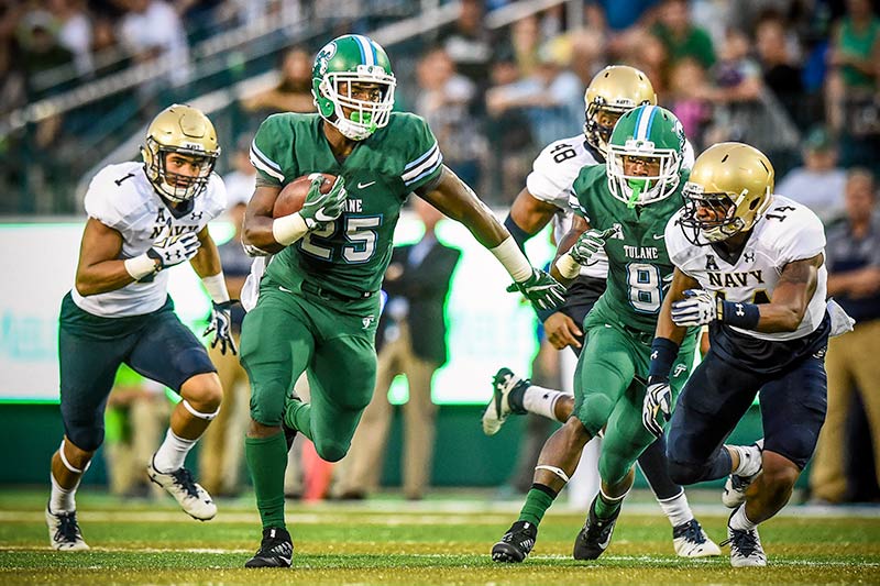 Tulane running back Josh Rounds runs for the Green Wave’s first touchdown of the game against Navy on Saturday (Sept. 17).