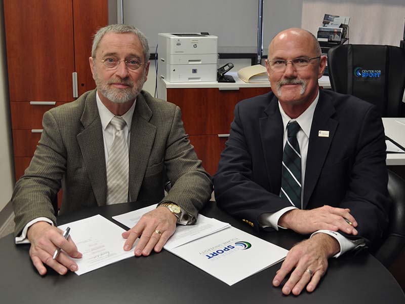 Dr. James Kelly (left), Avalon Fund representative, and Tulane’s Dr. Greg Stewart (right) sign the agreement for the creation of the Tulane University Center for Brain Health. (Photo by Mindy McDonell and taken before COVID-19 social distancing)