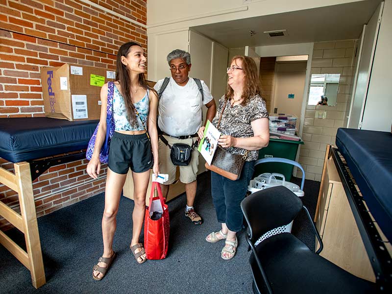 First-year student Anna Qamarudeen enters her room in Monroe Hall for the first time with her parents Mo and Sharon. Qamarudeen is a first-year student majoring in neuroscience and English.