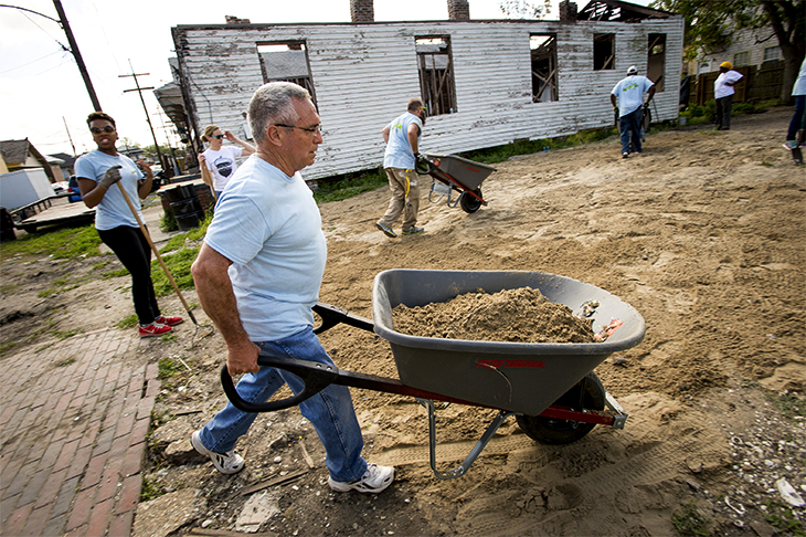 Hundreds of Tulane employees volunteer during the annual Wave of Green. 