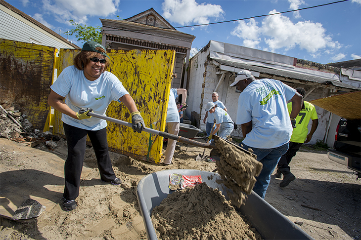 Hundreds of Tulane employees volunteer during the annual Wave of Green. 