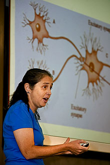 Beth Wee, Tulane professor of practice in neuroscience, delivers a lecture to students in her popular “Brain and Behavior” course this summer. (By Paula Burch Celentano)