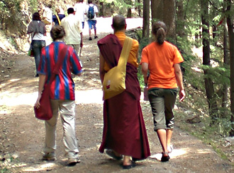 Tibetan Buddhist monk Tsering Phuntsok, center, guides a group including Tulane undergraduates as they hike outside of Dharmsala in northern India. (Photo by Adam Beebe)