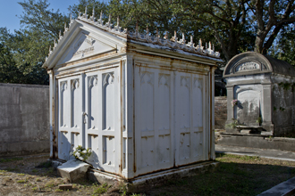 Karstendiek tomb