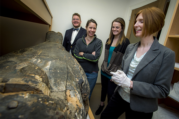Egyptologist Melinda Nelson-Hurst and students with the Tulane artifacts.