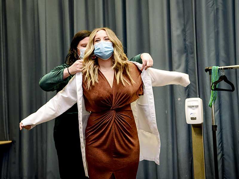 Alexandra-Giardina-receives-white-coat.jpg Alexandra-Giardina-receives-white-coat.jpg