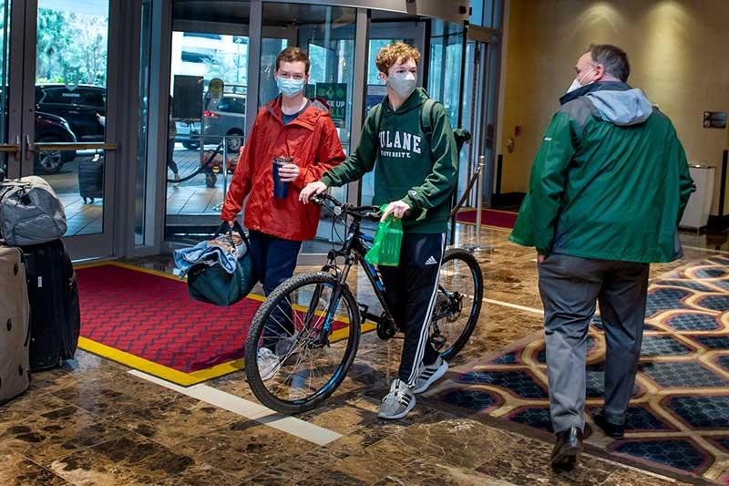 President Fitts greets Tulane student and his twin brother at Arrival Center