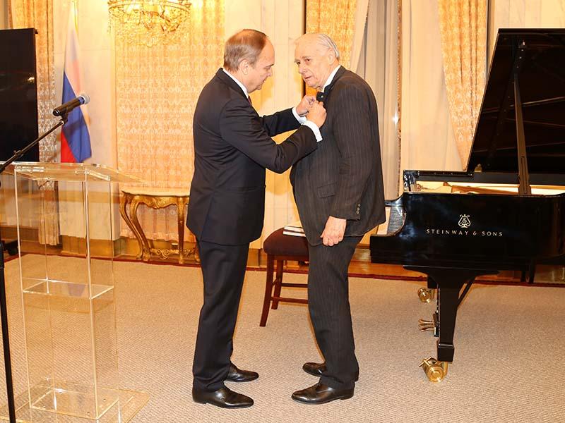 Russian Ambassador to the United States Anatoly Antonov (left) presents Tulane professor William Brumfield with the Order of Friendship medal during a ceremony at the Russian Embassy in Washington, D.C. (Photo courtesy of the Embassy of Russia in the USA)