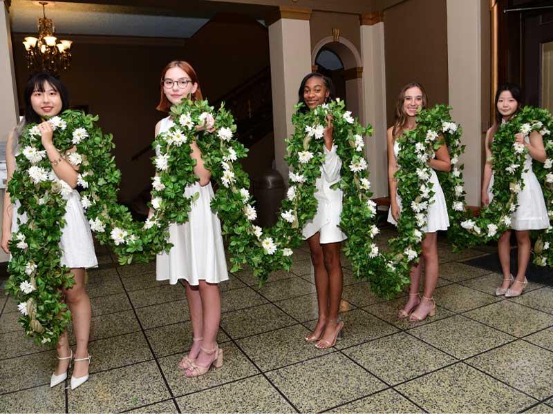 The ceremony opened with the tradition of the Daisy Chain, which consists of over 1,000 daises gathered by the members of the junior class. 