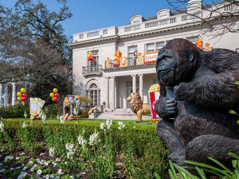 Fred and Jennifer Heebe's circus-themed home 