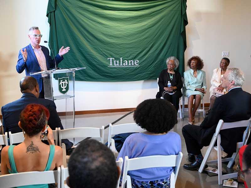 Dean Bordnick provides remarks before the portrait unveiling. 