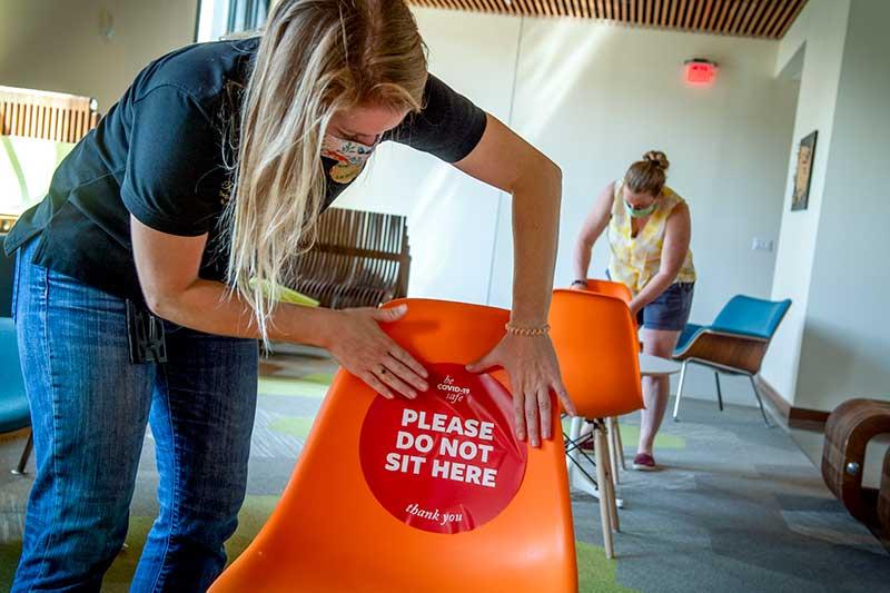 School of Social Work faculty and staff install COVID-19 safety reminders throughout Elk Place 