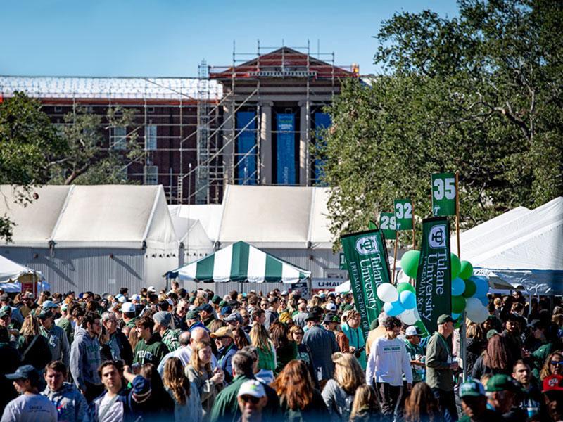 Crowds gather on the quad for Homecoming weekend