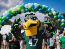 Under bright blue skies, and with plenty of Tulane spirit in the air, Wave Weekend ’22 brought alumni, parents, current students, and faculty and staff members to the uptown campus for Homecoming, class reunions and Family Weekend.